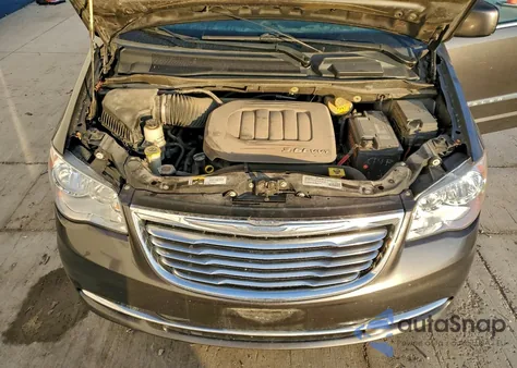 2016 Chrysler Town & Country Touring z USA, uszkodzony, nr VIN 2C4RC1BG8GR301825